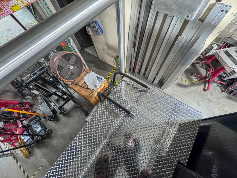 Unfinished body compartment structure in bay, photo 120 of 303.